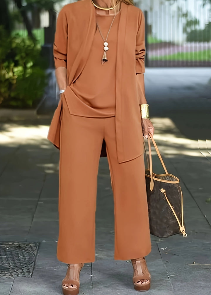 Damen Drei-Teile-Set in Karamell: Eleganter Chic, vielseitig für Business, Freizeit oder Loungewear.