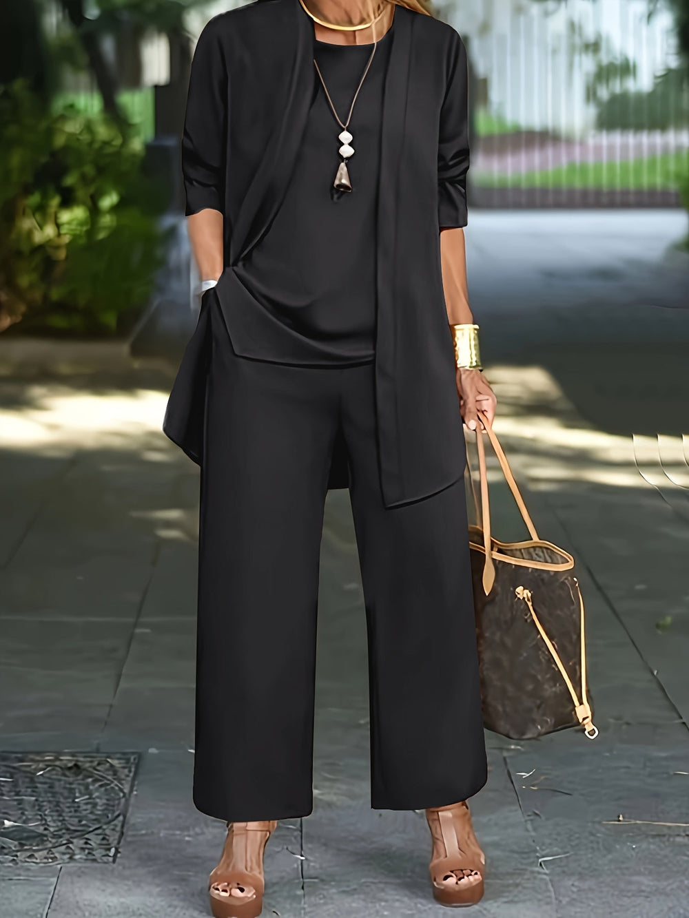 Schwarzes Damen Drei-Teile-Set für eleganten Komfort: Ideal als Loungewear oder für entspannte Freizeit.