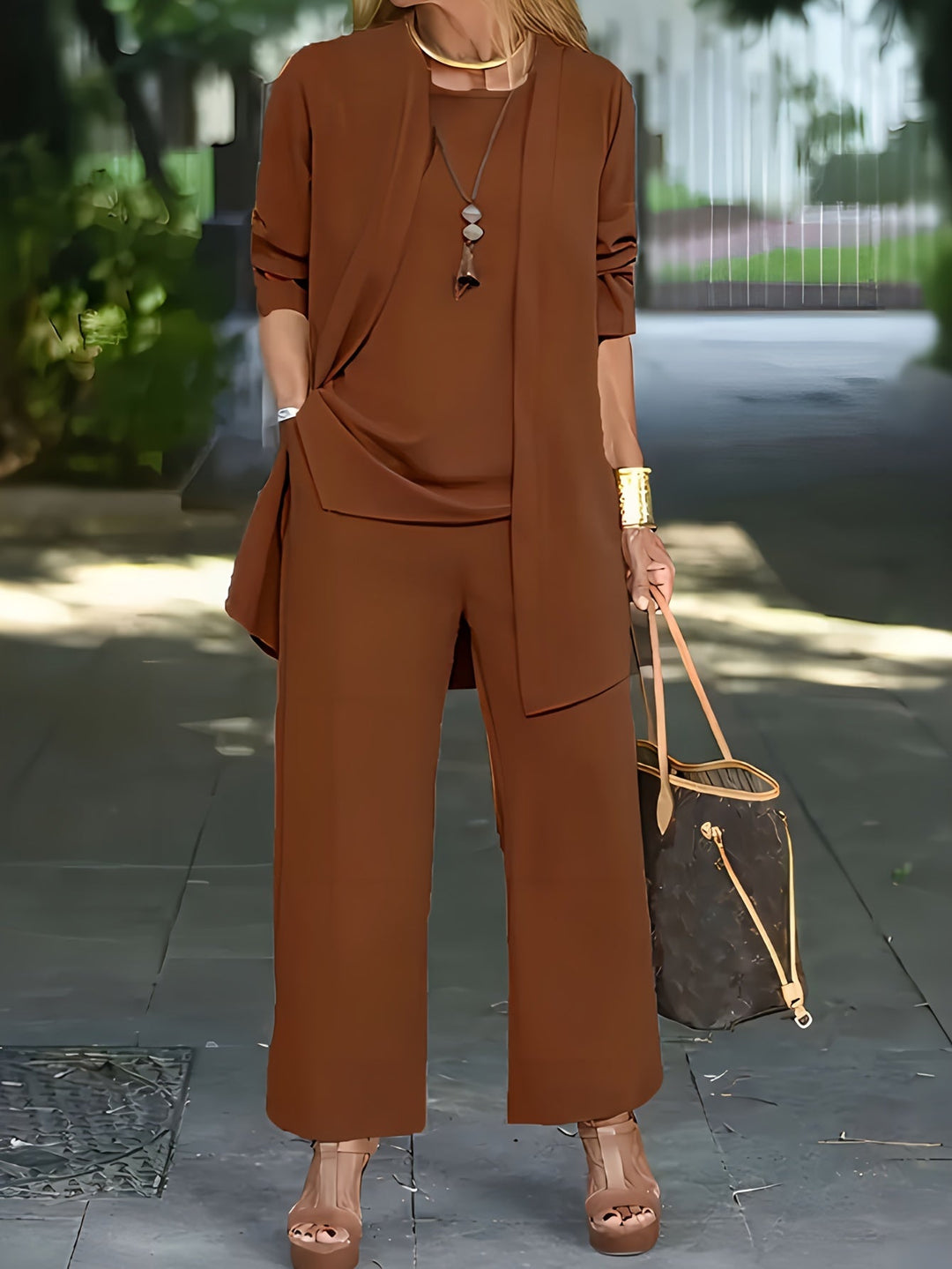 Modernes graues Damen Drei-Teile-Set: Bequemer, eleganter Look für jede Figur und jeden Anlass.