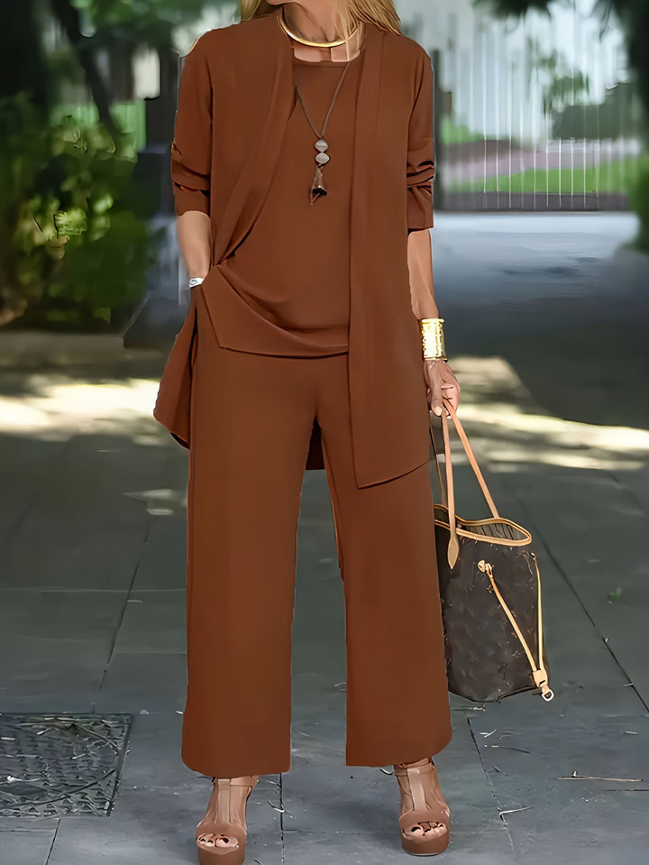 Modernes graues Damen Drei-Teile-Set: Bequemer, eleganter Look für jede Figur und jeden Anlass.