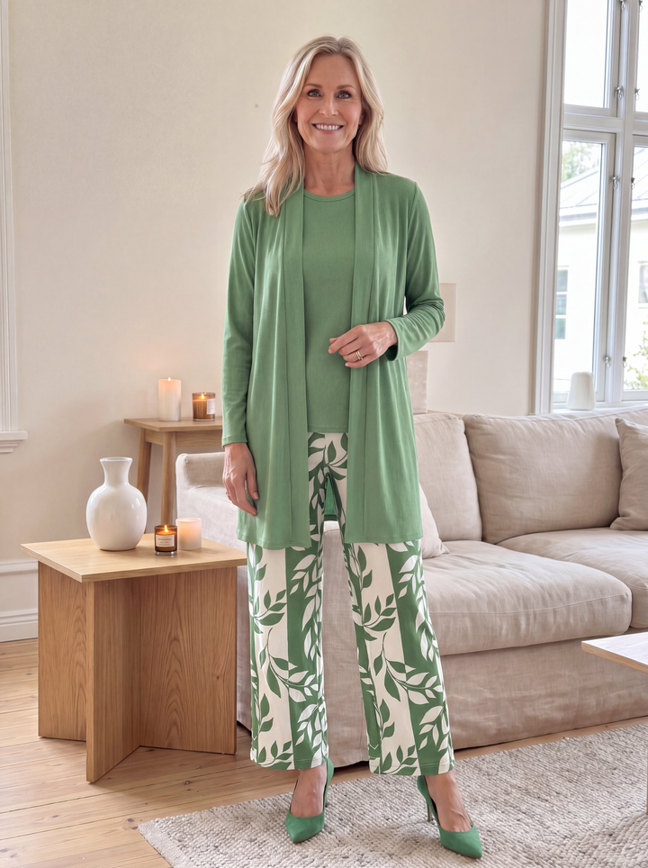 Bequemes Damen Dreiteiler Bekleidungsset für Frühling/Sommer. Lässiger Cardigan, Hose & Top für entspannte Tage.