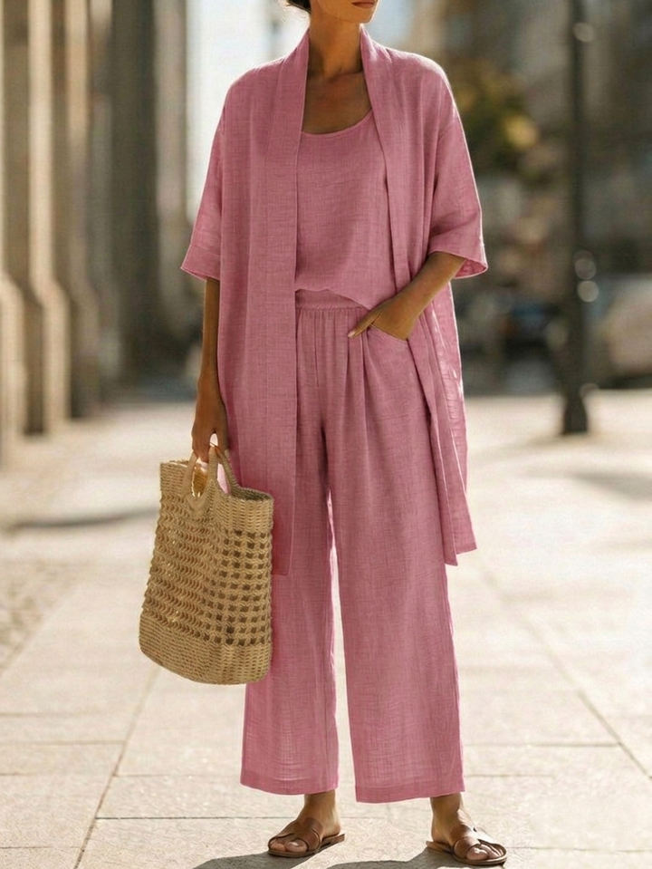 Frau trägt komfortables, stilvolles Damen Dreiteiliges Freizeit-Set; perfektes Outfit für entspannte Momente.