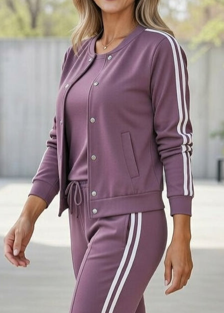 Komfortables Damen Lounge-Set Holly: Weicher Strick-Cardigan, Oberteil und Hose. Perfekte Freizeitkleidung für Herbst/Frühling.