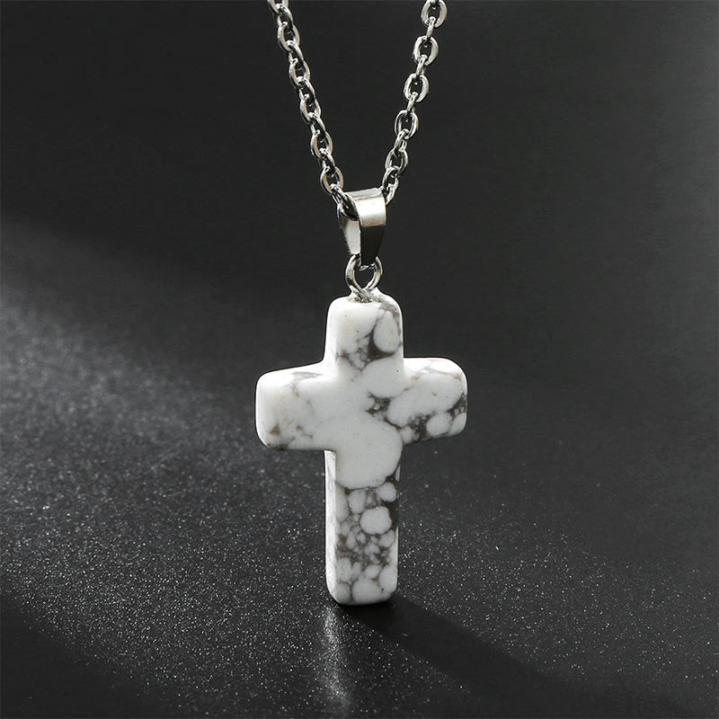 Einzigartige Damen Edelstein Kreuz Halskette, die Stil und spirituelle Bedeutung vereint.