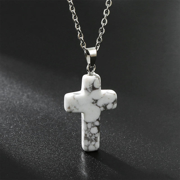 Einzigartige Damen Edelstein Kreuz Halskette, die Stil und spirituelle Bedeutung vereint.