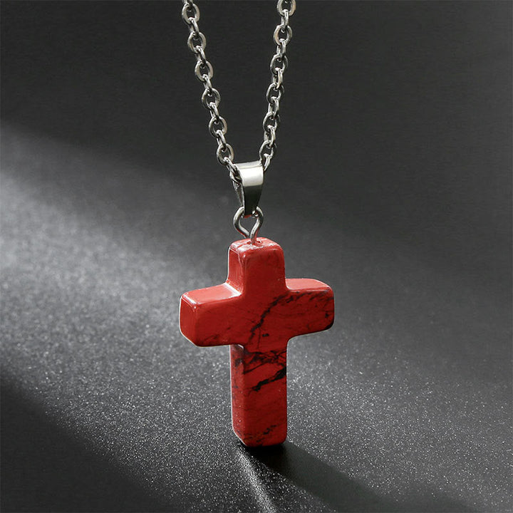 Statement-Schmuck: Damen Kreuz Halskette mit auffälligen Edelsteinen. Energie-Booster.
