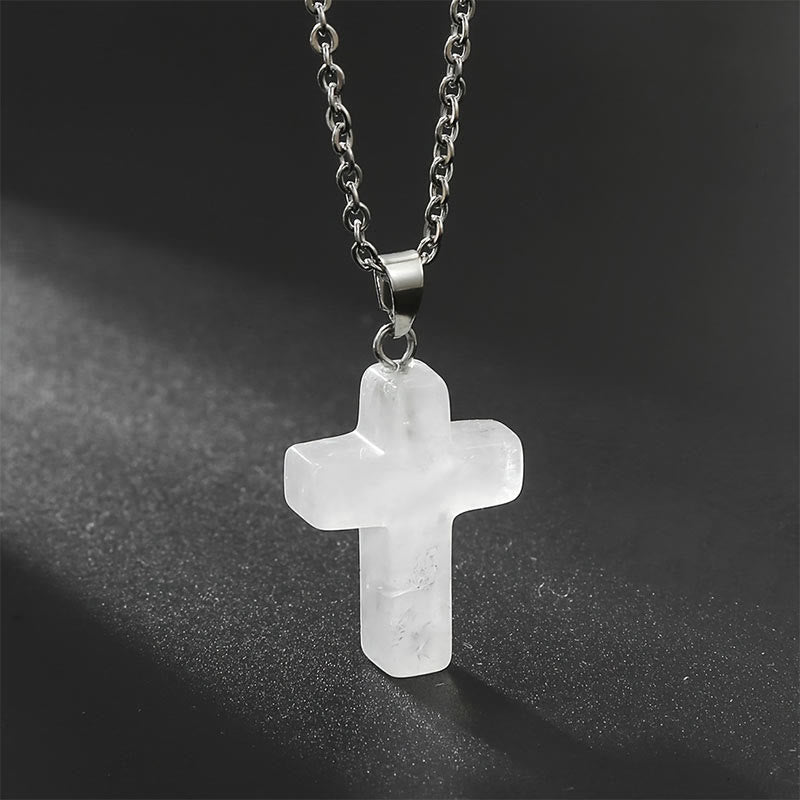 Damen Modeschmuck: Kreuz-Halskette mit funkelnden Edelsteinen, die alle Blicke auf sich zieht.