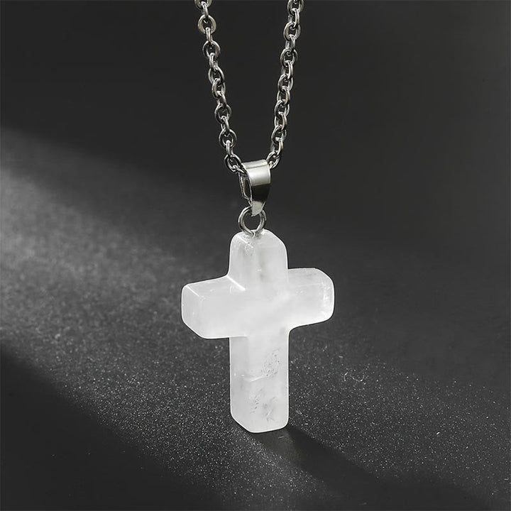 Damen Modeschmuck: Kreuz-Halskette mit funkelnden Edelsteinen, die alle Blicke auf sich zieht.