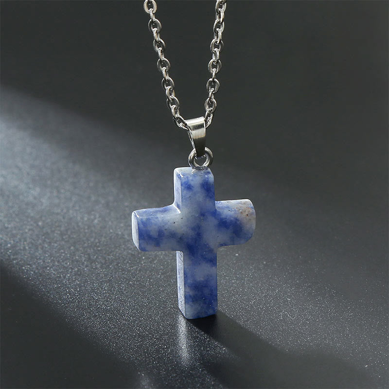 Symbolische Damen Halskette: Kreuz mit Edelsteinen für persönlichen Schutz und Stil.