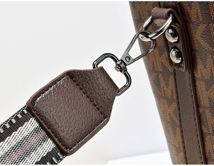 Dame trägt lässige Reis-weiße Eimer Umhängetasche, stylisches Accessoire.