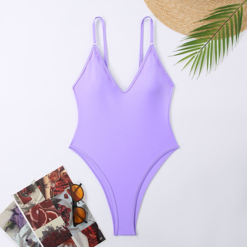 Schlichter, eleganter Damen Badeanzug V-Ausschnitt für stilvolle Strandmomente.