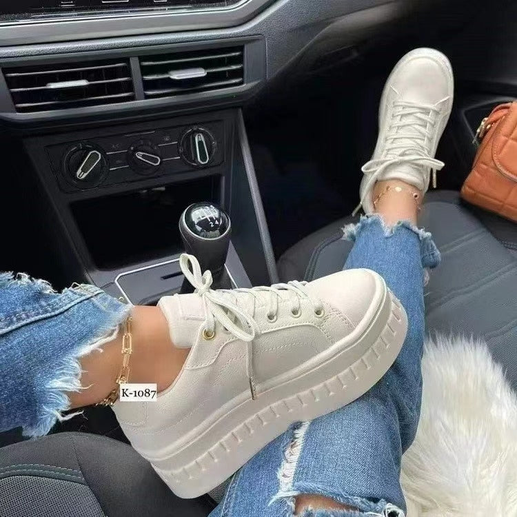Nahaufnahme eleganter Damenschuhe: hochwertige Verarbeitung & modisches Detail. Bequem & stilvoll für Frühling.