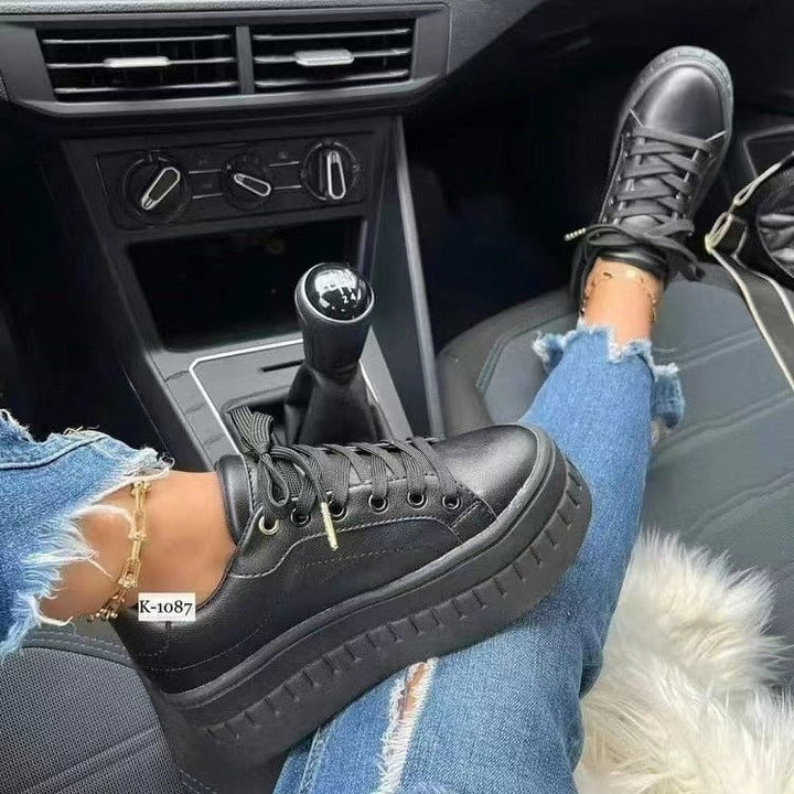 Damen Elegante Schuhe am Fuß: modern, bequem & zeitlos. Ideal für einen stilvollen Auftritt im Alltag oder Büro.