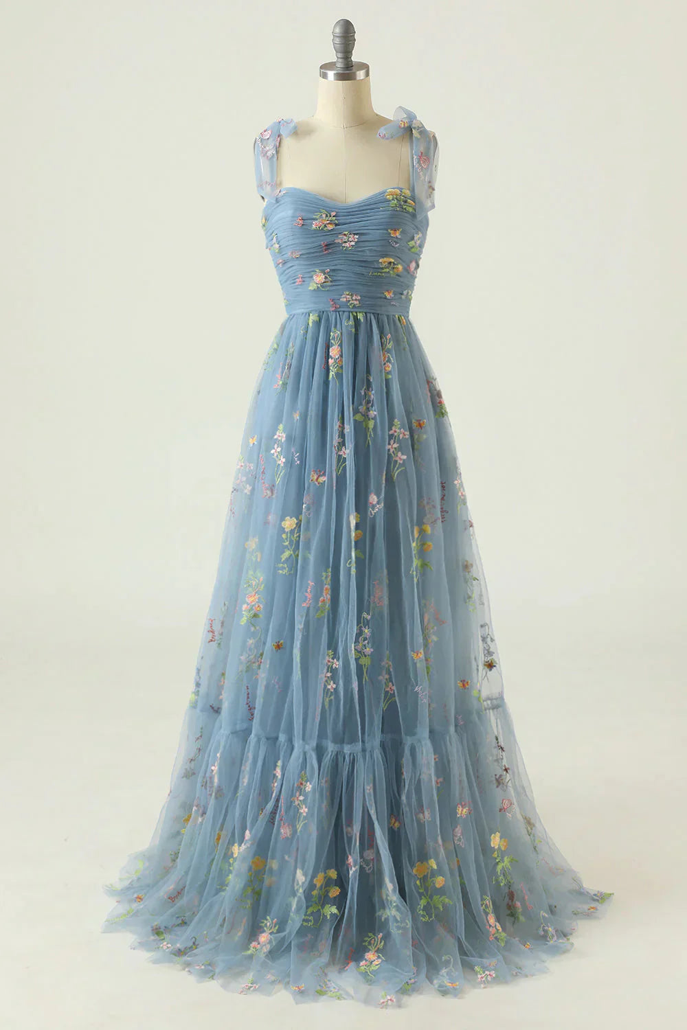 Grünes Abendkleid mit Blumenmuster & Stickerei, fließender Stoff, ideal für Bälle und Empfänge.