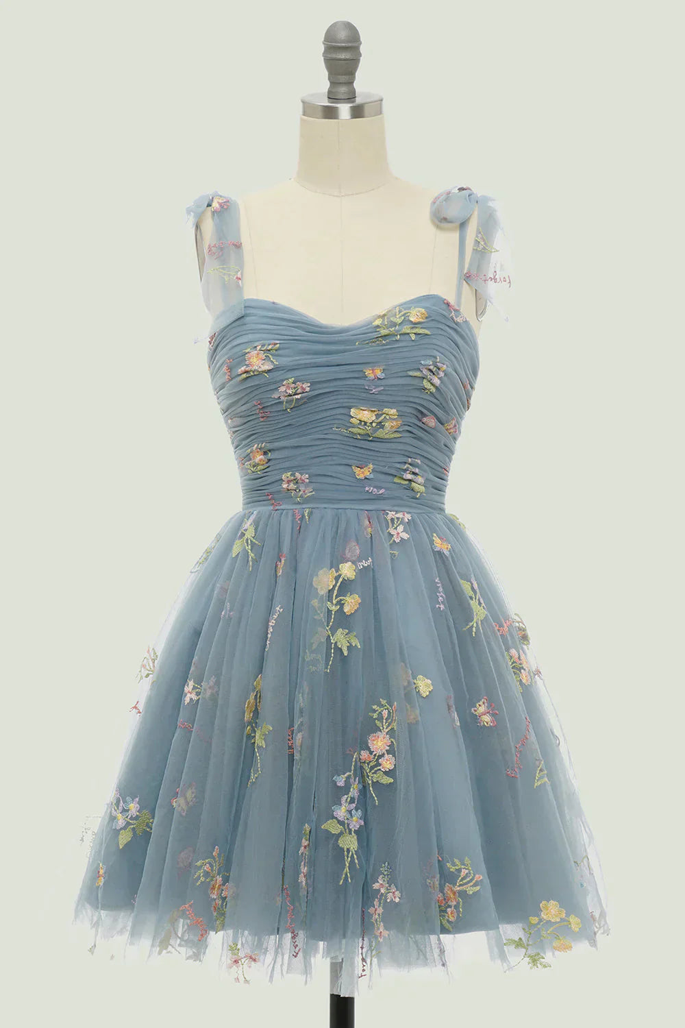 Damen Festkleid mit zarter Blumenstickerei, in Blau, elegantes Design für besondere Feiern konzipiert.