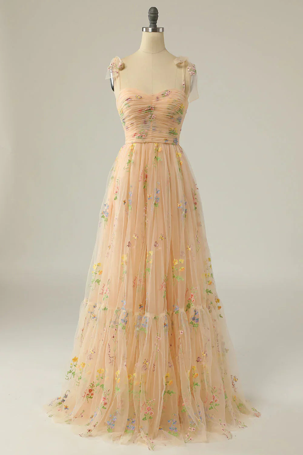 Nahaufnahme: Die kunstvolle Blumenstickerei auf dem eleganten blauen Damen Ballkleid hervorhebend.