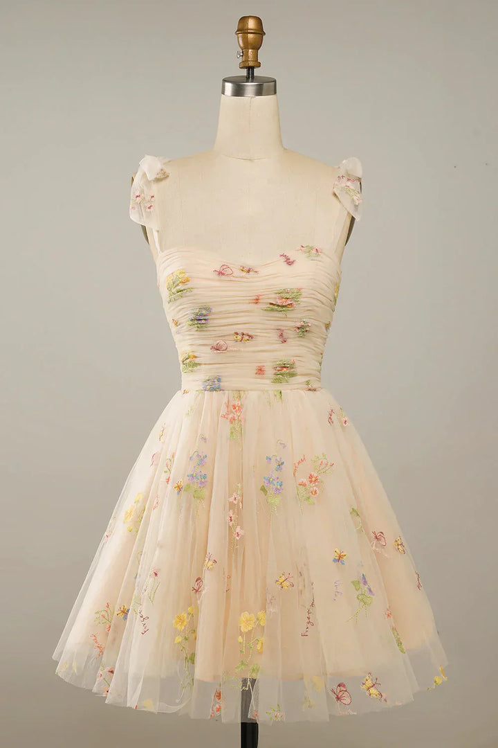 Elegantes Ballkleid, Damen, mit feiner Stickerei von Blumen, für unvergessliche besondere Anlässe.