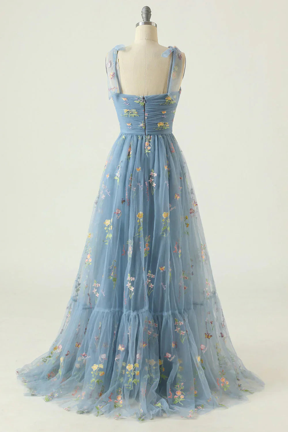 Elegantes blaues Ballkleid für Frauen, bestickt mit zarten Blumen, für besondere Momente des Lebens.
