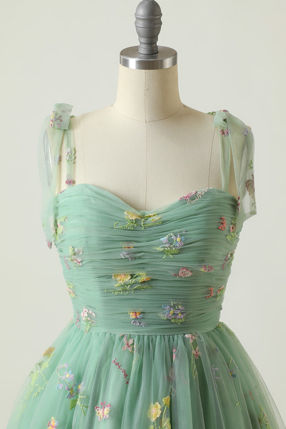 Damen Abendkleid mit exquisiter Blumenstickerei, grüner Stoff, elegantes Design für jeden Anlass.