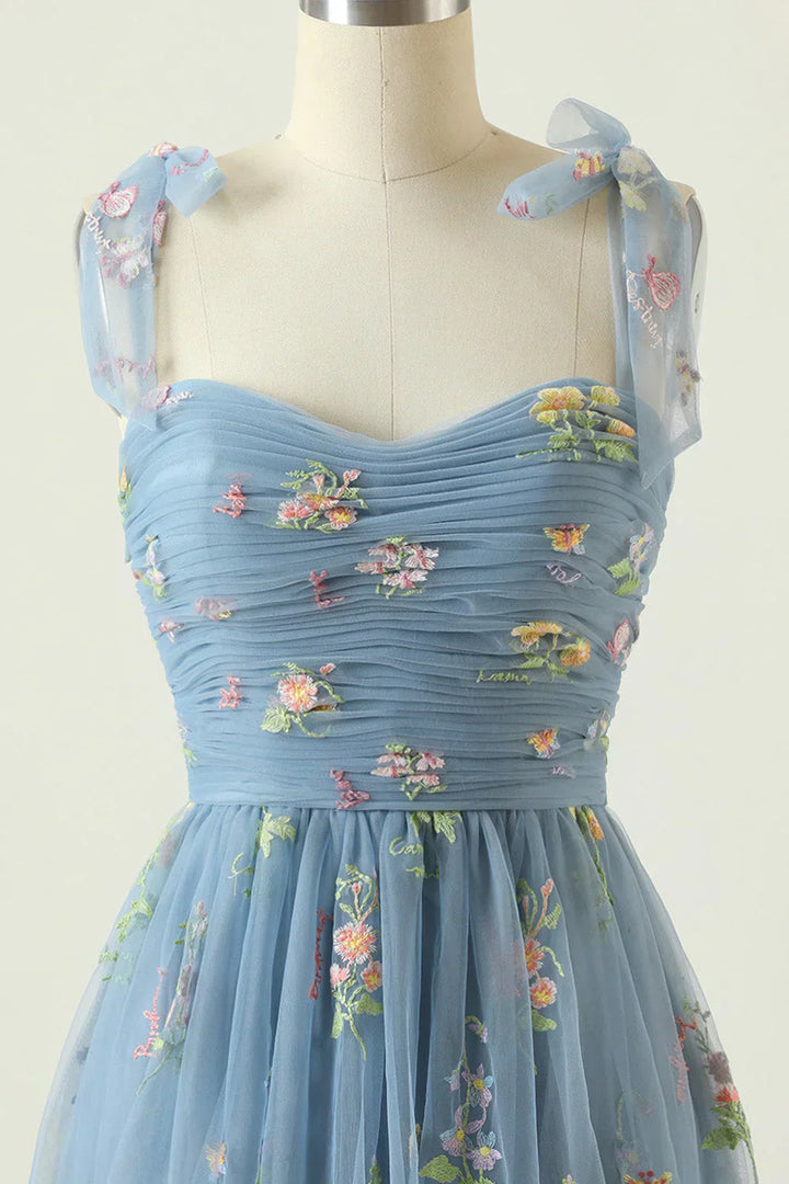 Blaues Ballkleid für Damen, elegant und festlich, mit wunderschöner floraler Stickerei am Oberteil.