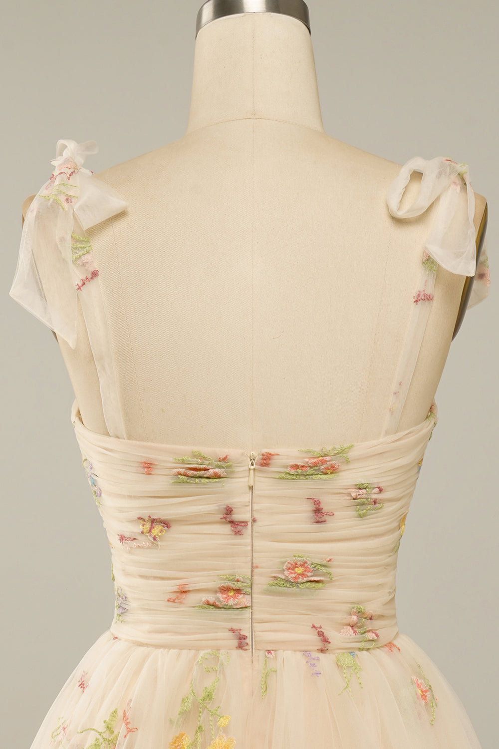 Detailaufnahme der Blumenstickerei auf dem eleganten grünen Ballkleid für Damen, hochwertige Qualität.