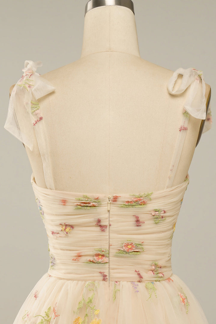 Detailaufnahme der Blumenstickerei auf dem eleganten grünen Ballkleid für Damen, hochwertige Qualität.
