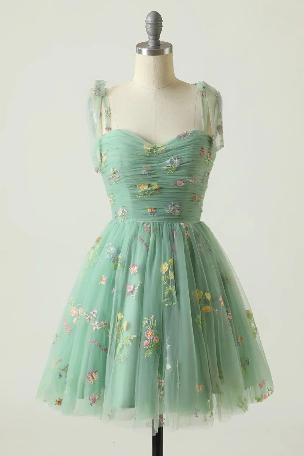Elegantes Ballkleid für Damen mit Blumenstickerei, vielseitig für alle festlichen Anlässe geeignet.