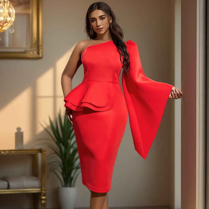 Damen elegantes Cocktailkleid mit asymmetrischem Rüschenvolant, ideal für festliche Anlässe und Partys.