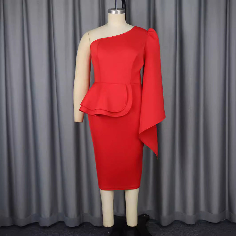 Figurbetontes Damen-Partykleid mit eleganten Rüschen und asymmetrischem Schnitt; perfekt als Abendkleid.
