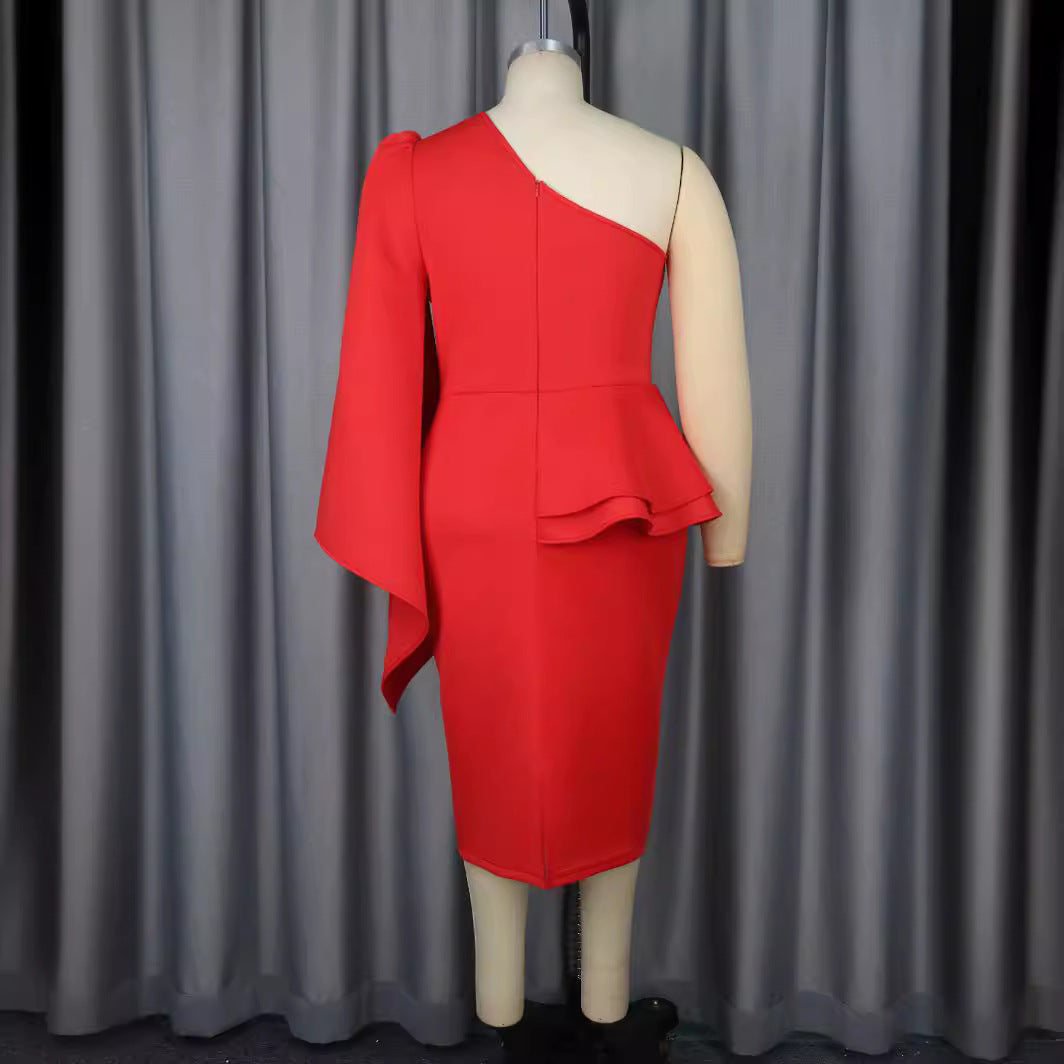 Sophistisches Damenkleid für besondere Anlässe, mit stilvollem asymmetrischem Rüschenvolant und eleganter Passform.