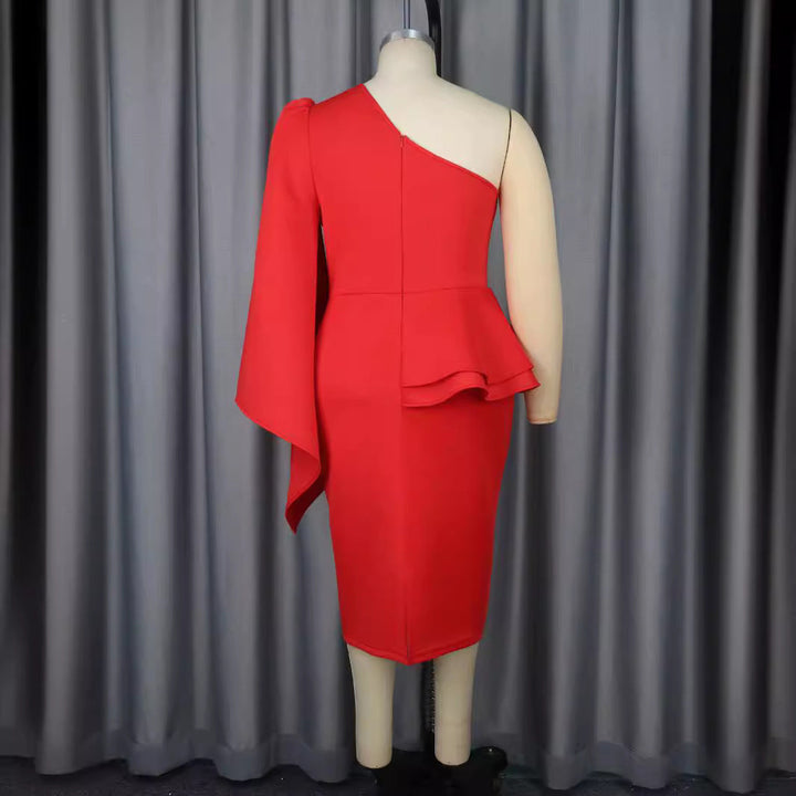 Sophistisches Damenkleid für besondere Anlässe, mit stilvollem asymmetrischem Rüschenvolant und eleganter Passform.