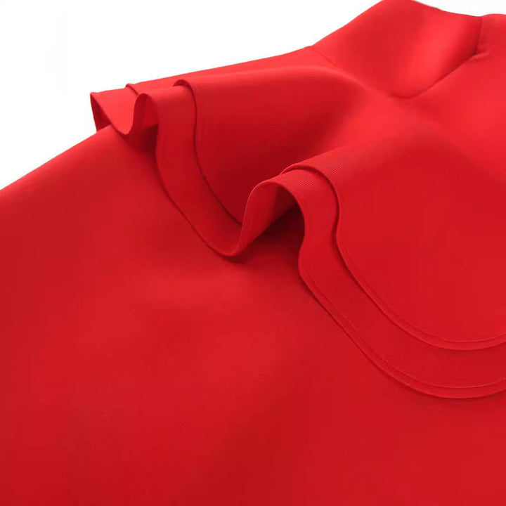 Chices Damen-Cocktailkleid in modernem Design, mit auffälligem asymmetrischem Rüschenvolant für einen eleganten Look.