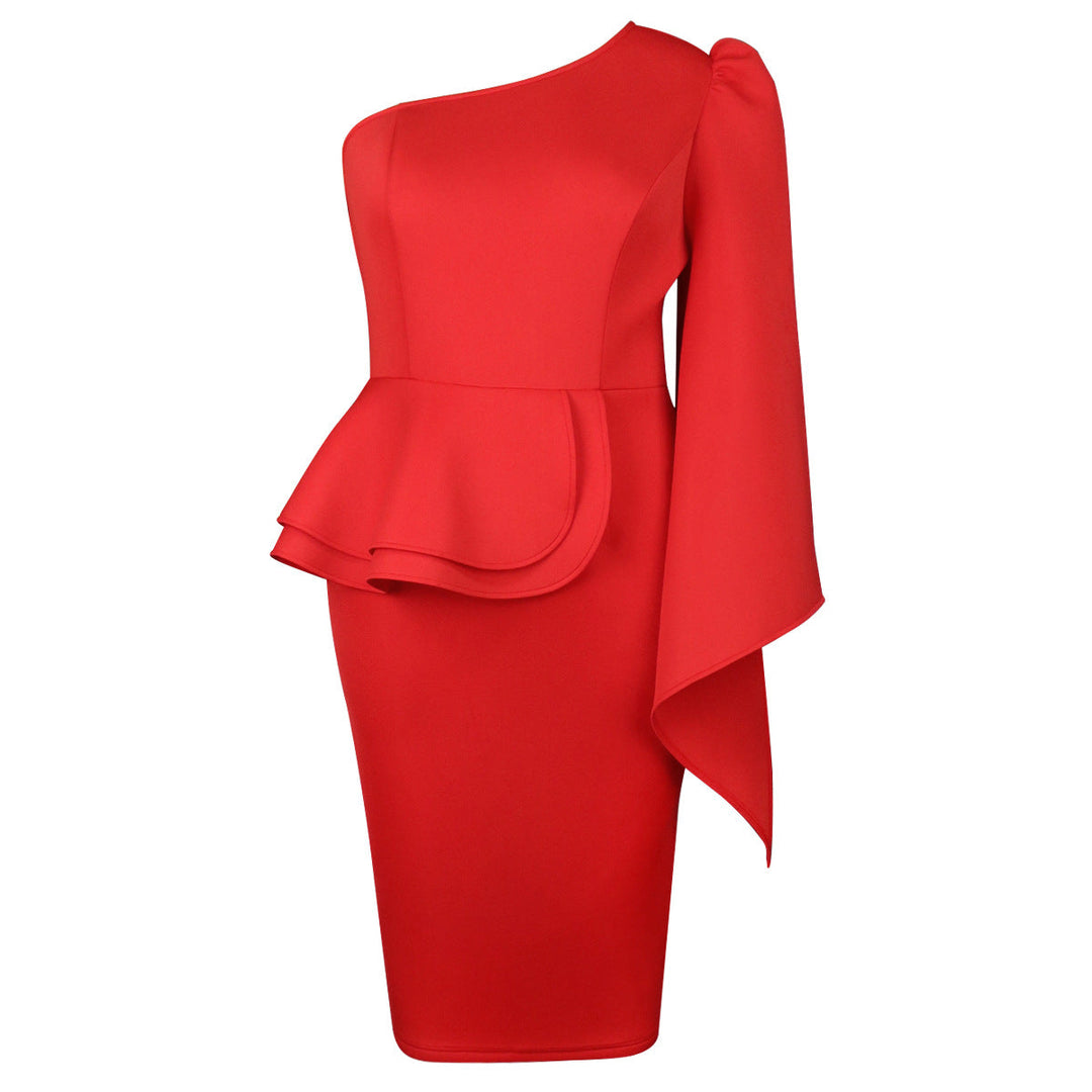 Festliches elegantes Damenkleid mit asymmetrischem Rüschenvolant, betont die Figur und sorgt für eine anmutige Silhouette.