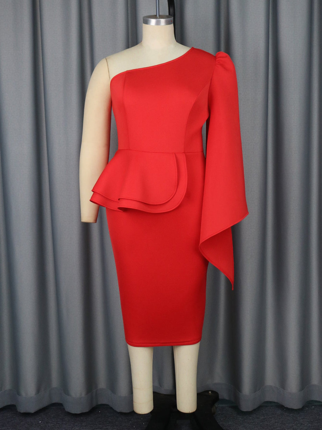 Klassisches Damen-Abendkleid mit asymmetrischem Rüschenvolant, vielseitig tragbar für Cocktailempfänge und Partys.
