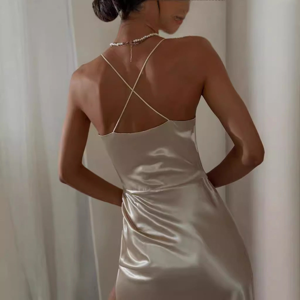 Modisches Damen Cocktailkleid, drapiert mit Seitenschlitz, perfekt für festliche Abende. Schwarze Eleganz.