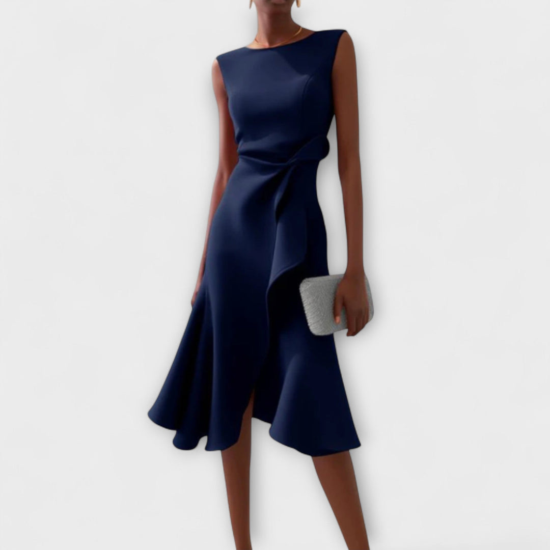 Stilvolles asymmetrisches Sommerkleid für Damen, drapiert und elegant, ideal für festliche Events.