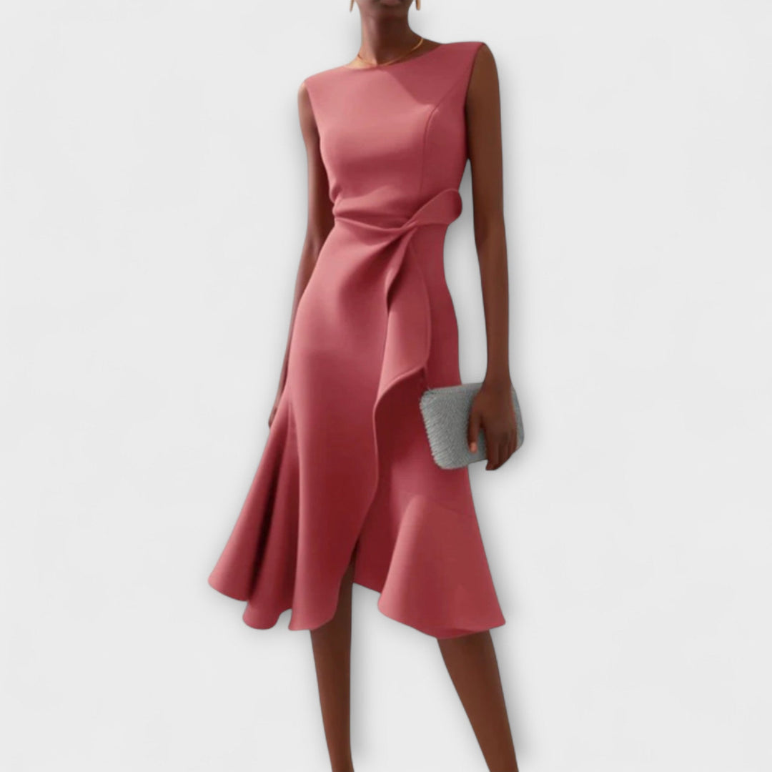 Elegantes Midi-Kleid für Damen, ärmellos mit asymmetrischem Schnitt und raffinierter Drapierung.