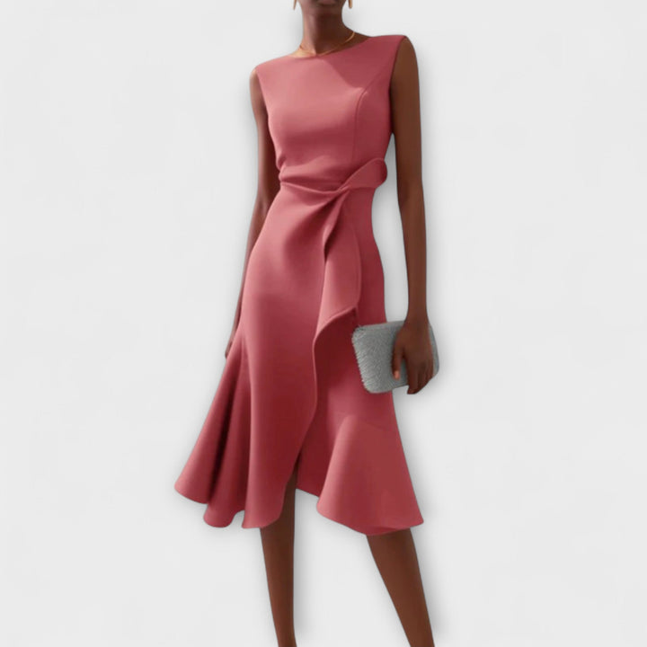 Elegantes Midi-Kleid für Damen, ärmellos mit asymmetrischem Schnitt und raffinierter Drapierung.
