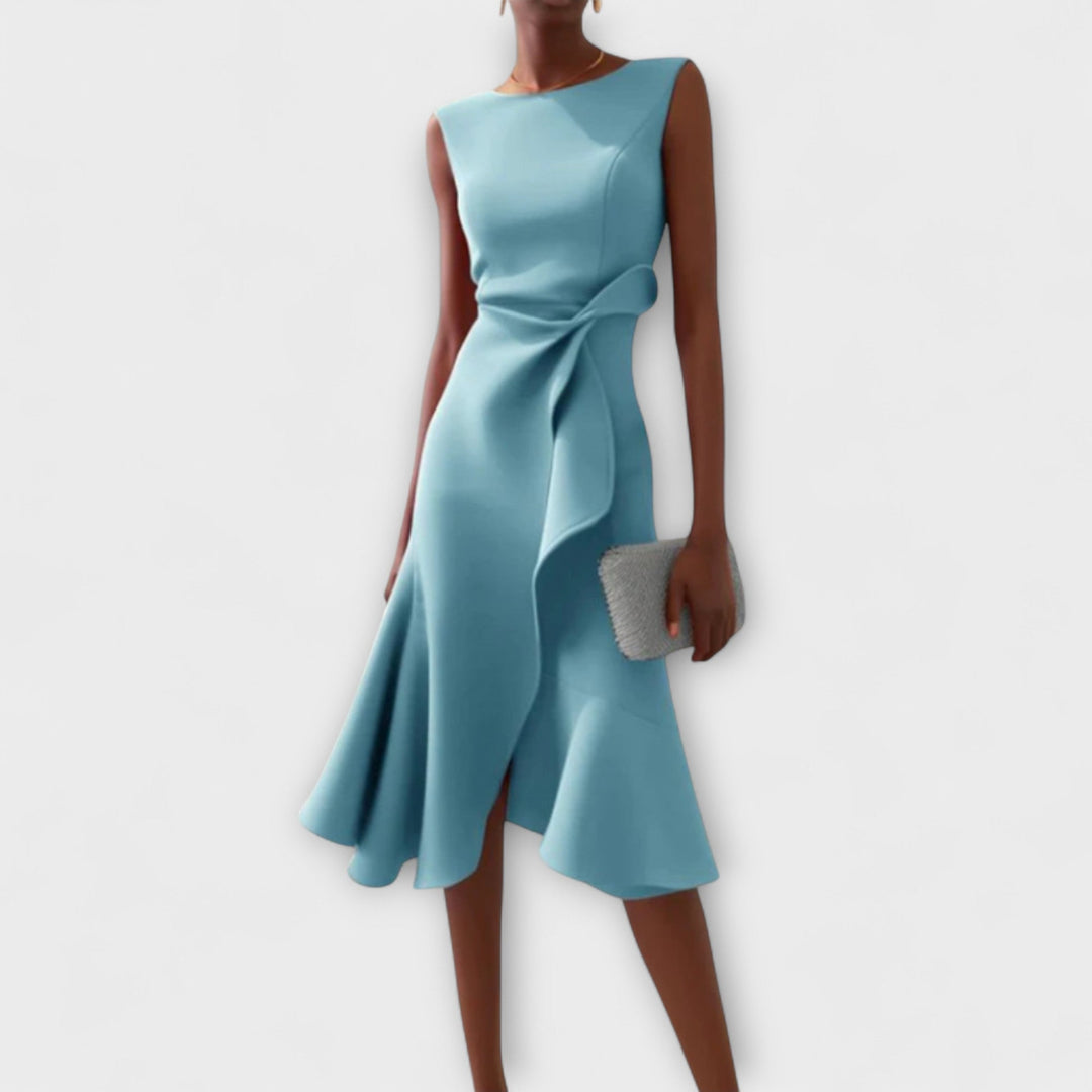 Drapiertes asymmetrisches Damenkleid in Midi-Länge, festlich und anmutig, perfekt für elegante Abende.