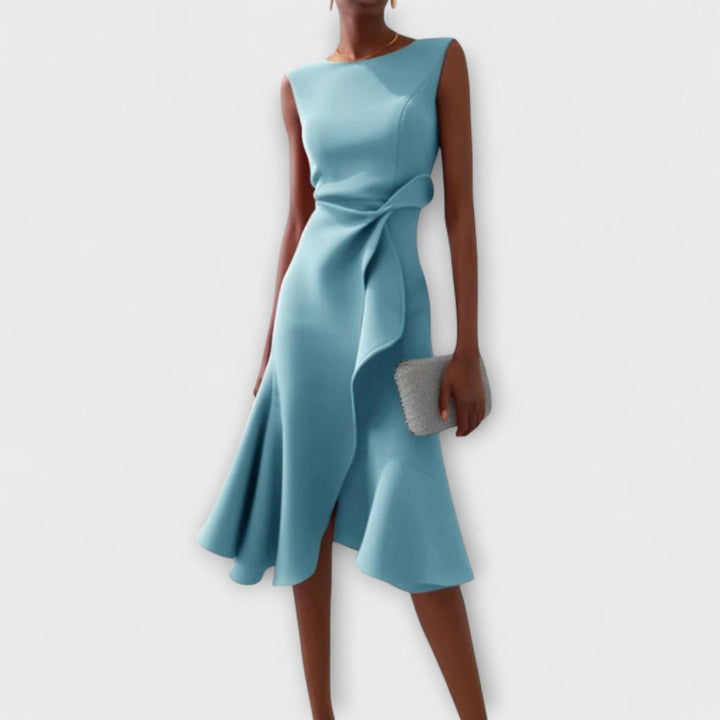 Drapiertes asymmetrisches Damenkleid in Midi-Länge, festlich und anmutig, perfekt für elegante Abende.