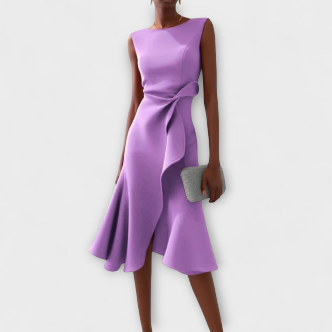 Ärmelloses, stilvolles Midi-Kleid für Damen mit asymmetrischem Saum und eleganter Drapierung.