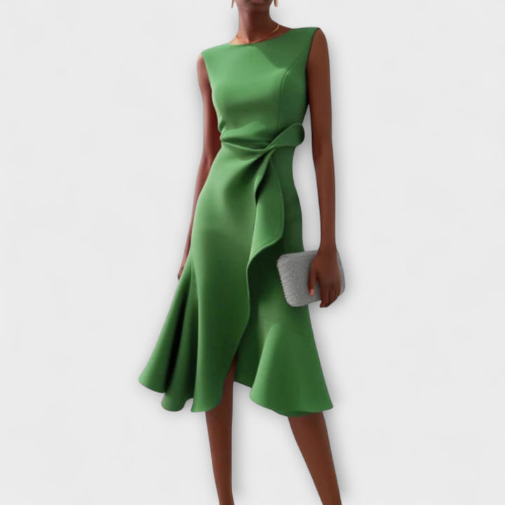 Anmutiges asymmetrisches Midi-Kleid, drapiert und figurschmeichelnd, ideal für Sommerparties und besondere Events.