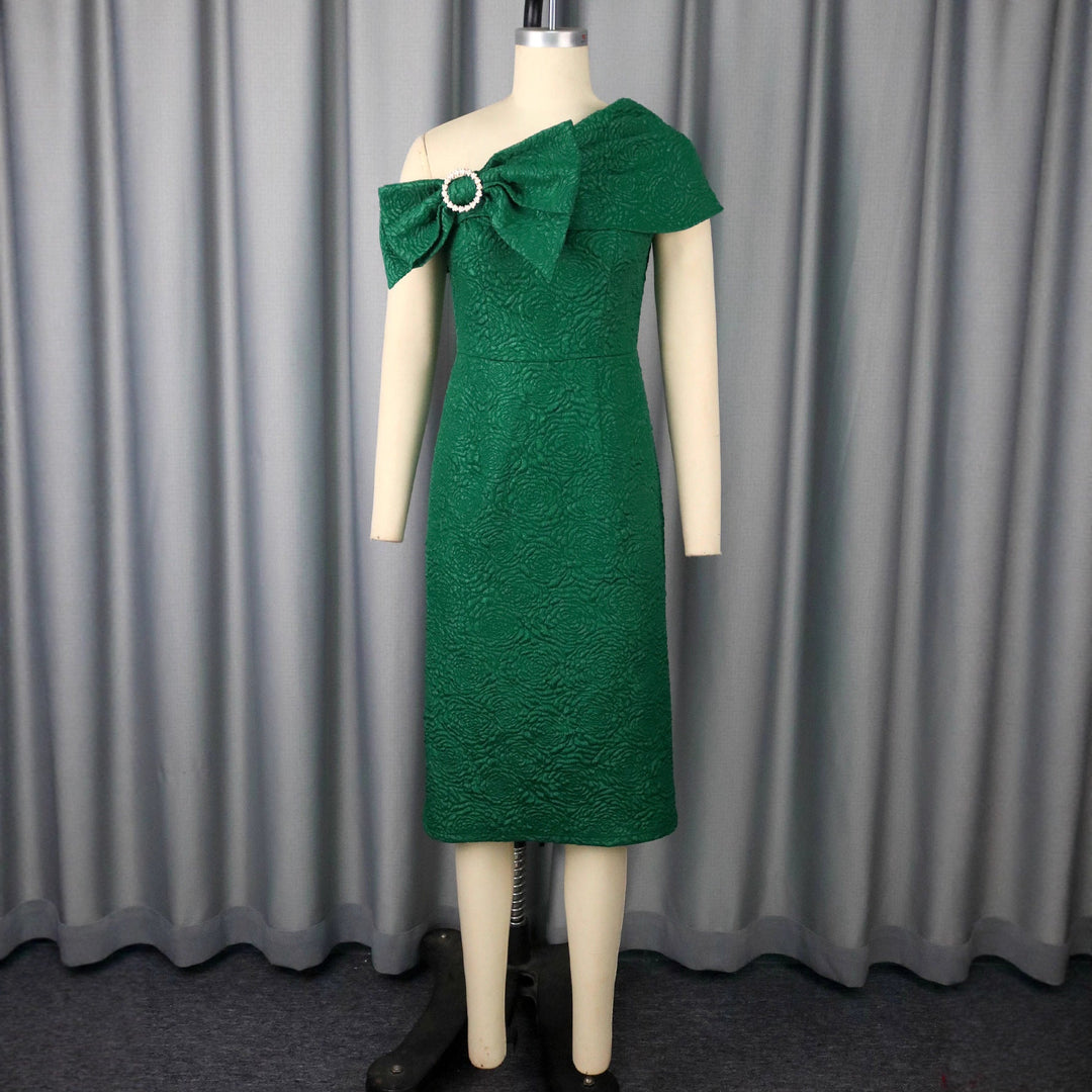 Elegantes, figurbetontes Damenkleid mit Rüschen, perfekt als festliches Partykleid.