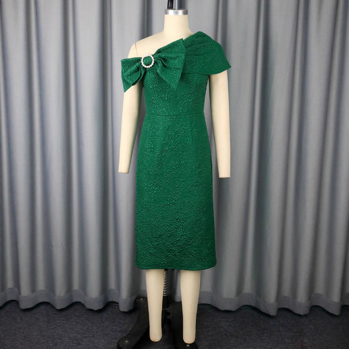 Elegantes, figurbetontes Damenkleid mit Rüschen, perfekt als festliches Partykleid.