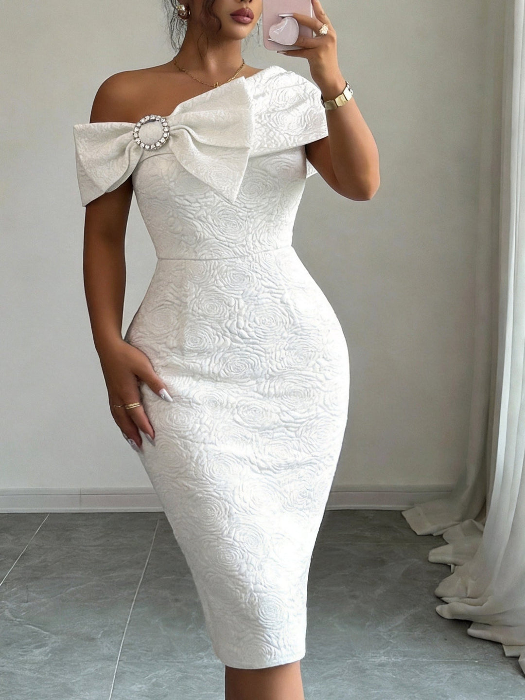 Cocktailkleid Damen, elegant & figurbetont mit asymmetrischen Rüschen, perfekt für Anlässe.