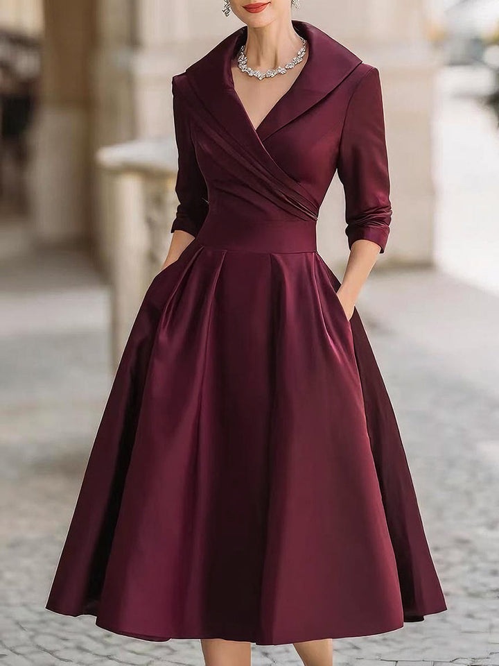 Elegantes Damen Festtagskleid in fließendem Stoff, ideal als Abendgarderobe für Feiern.