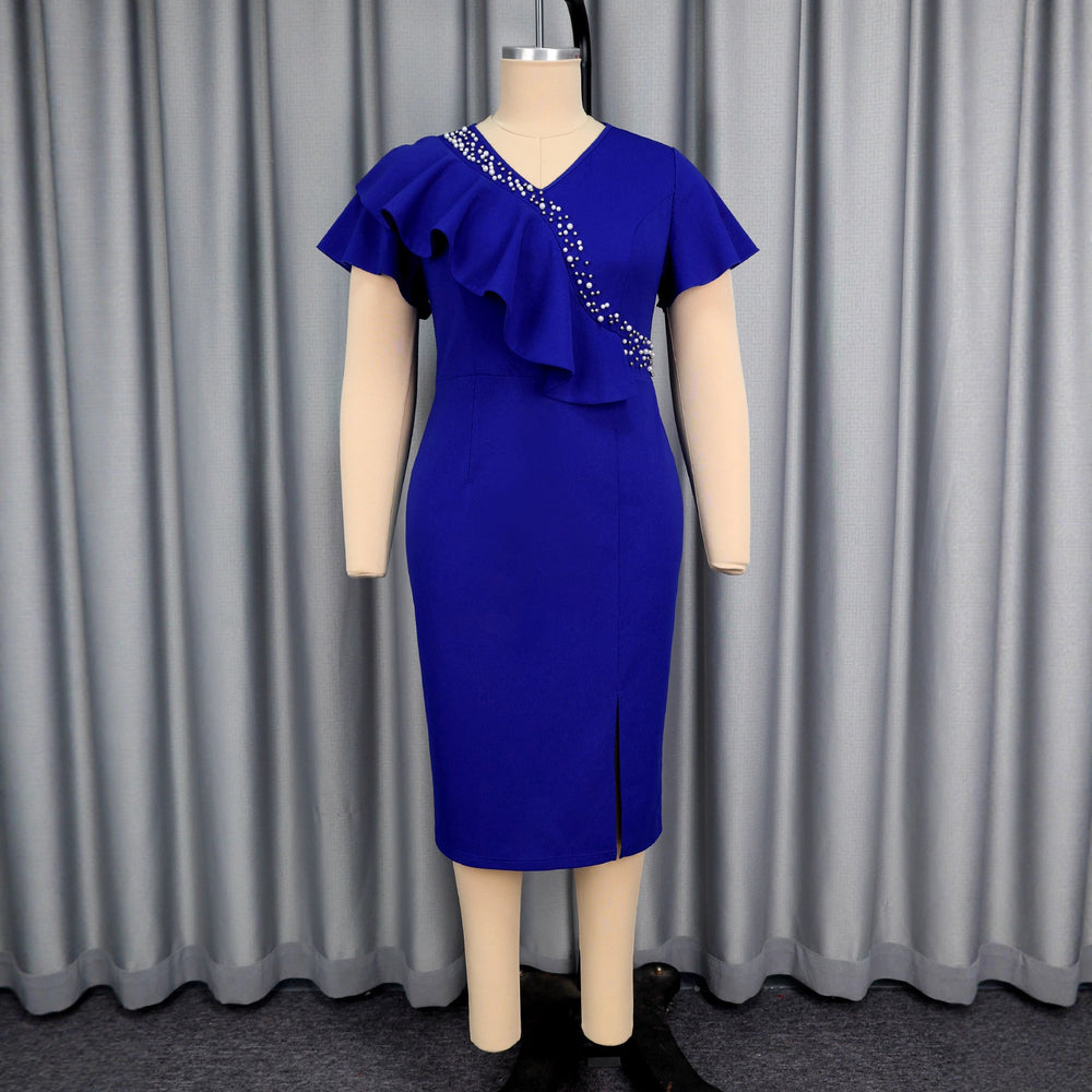 Festliches blaues Cocktailkleid für Damen, eng anliegend, mit glitzernden Details und modischen Rüschen. Perfekt für Partys.
