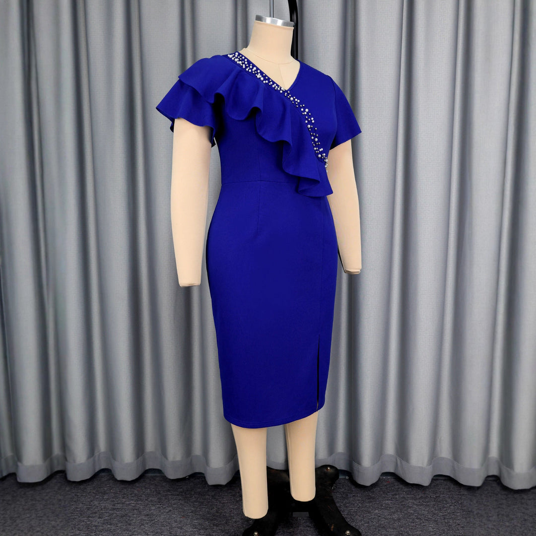 Schimmerndes, figurbetontes Damenkleid in Blau, mit eleganten Rüschen und funkelnden Verzierungen, ideal für festliche Events.