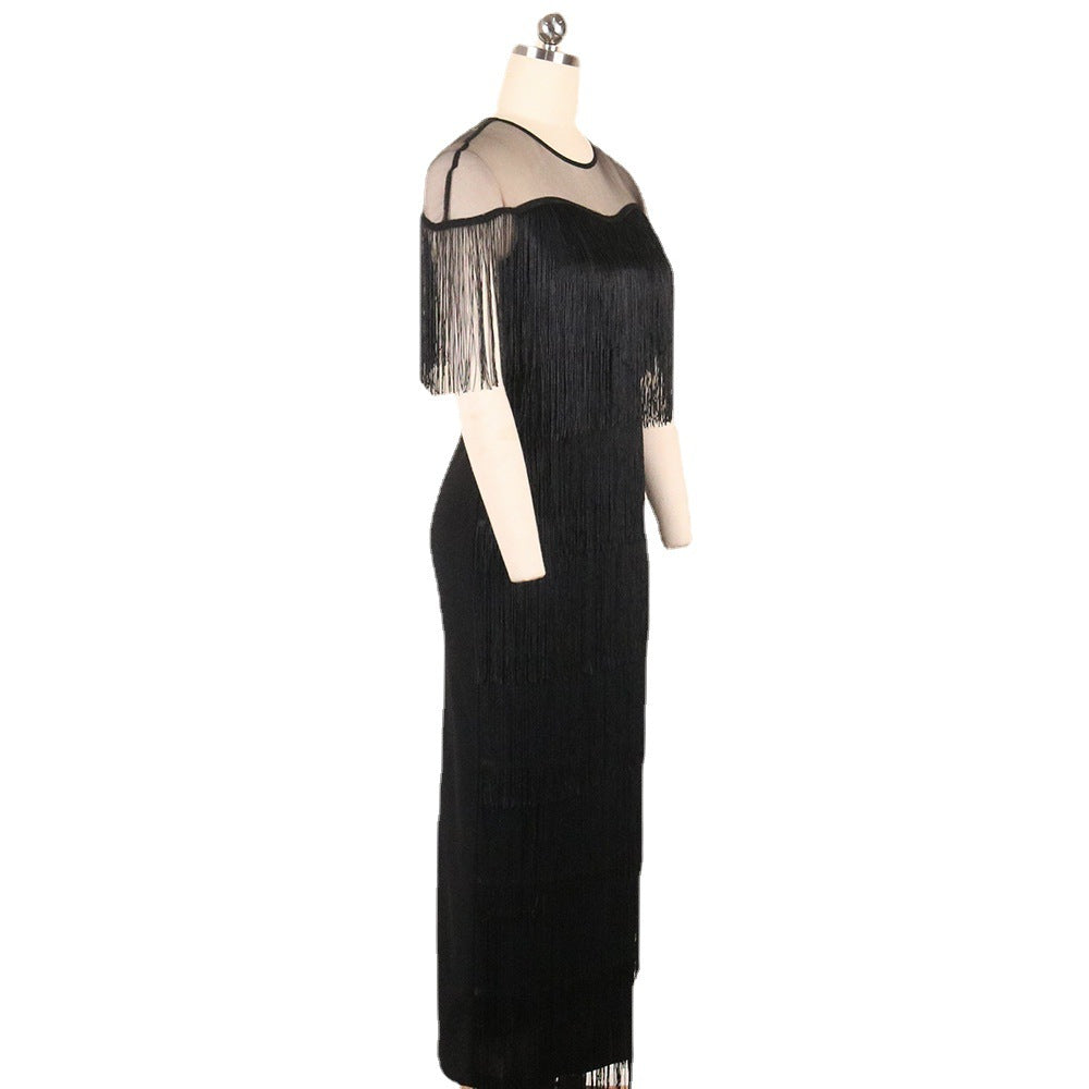 Rückenansicht des festlichen Damen Abendkleids mit Fransen, betont die elegante Silhouette.