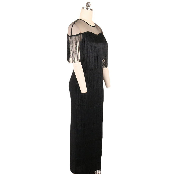 Rückenansicht des festlichen Damen Abendkleids mit Fransen, betont die elegante Silhouette.